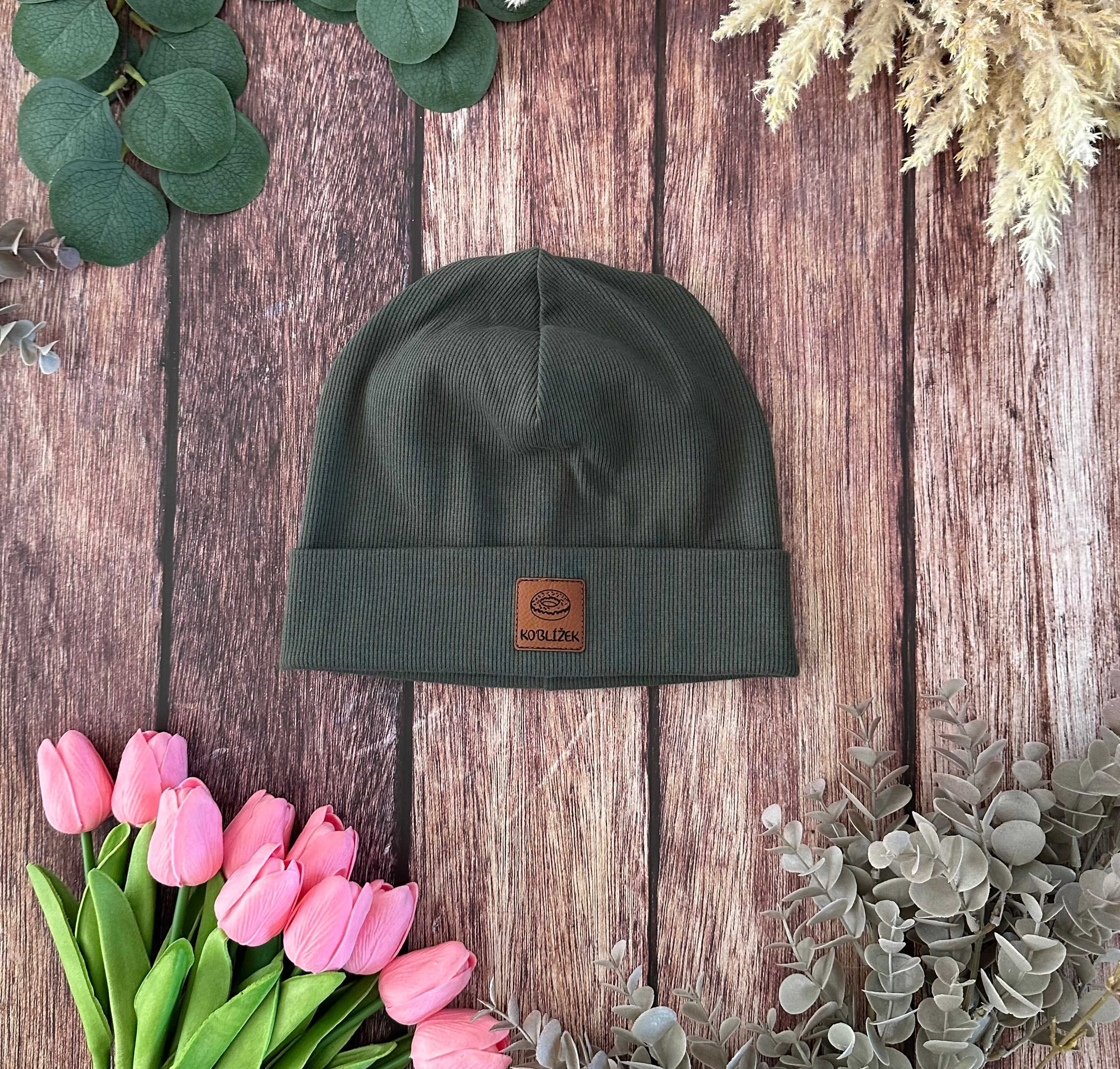 Čepice "Beanie" Khaki Koblížek ohrnutá