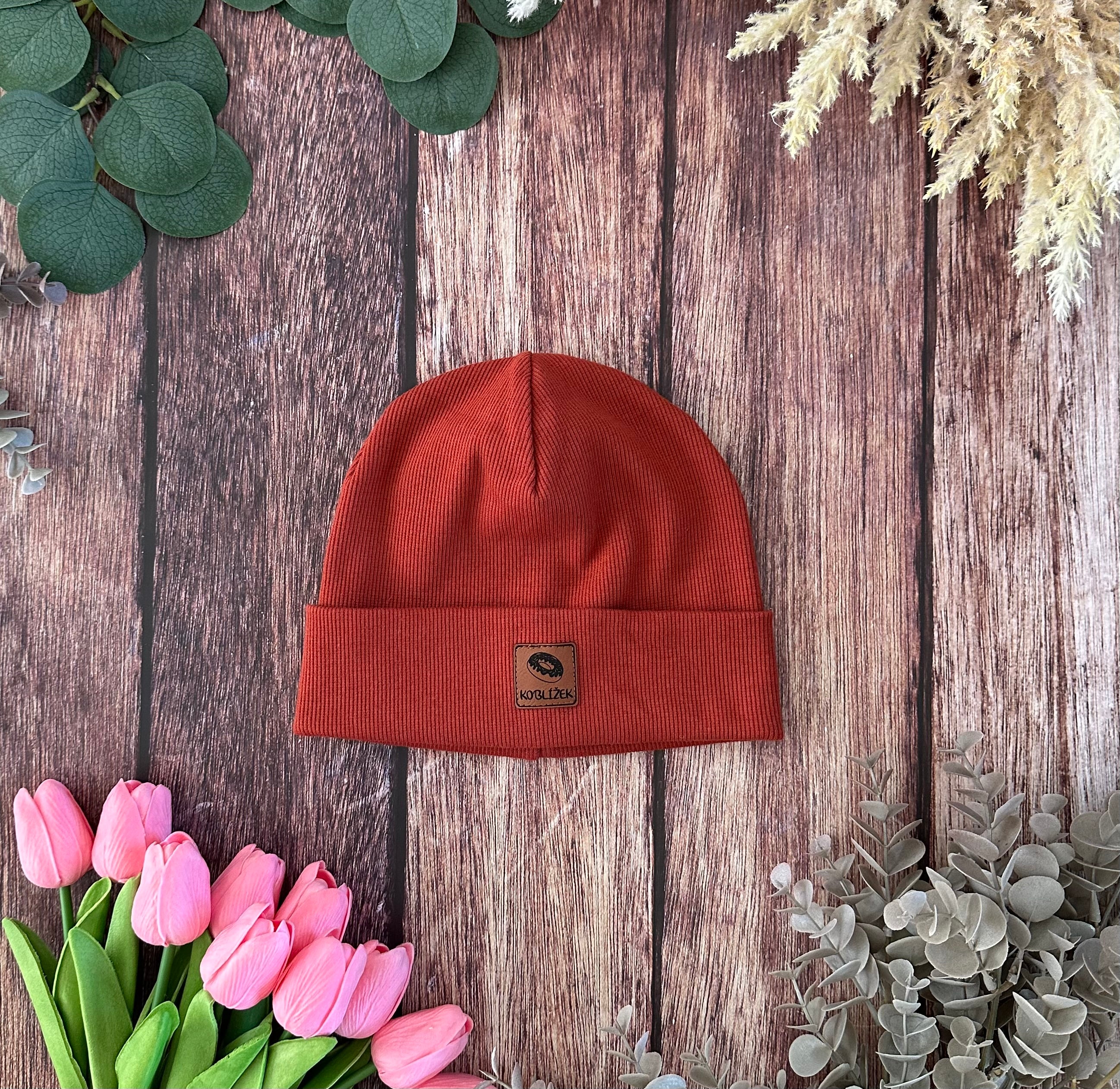 Čepice "Beanie" Cihlová Koblížek ohrnutá