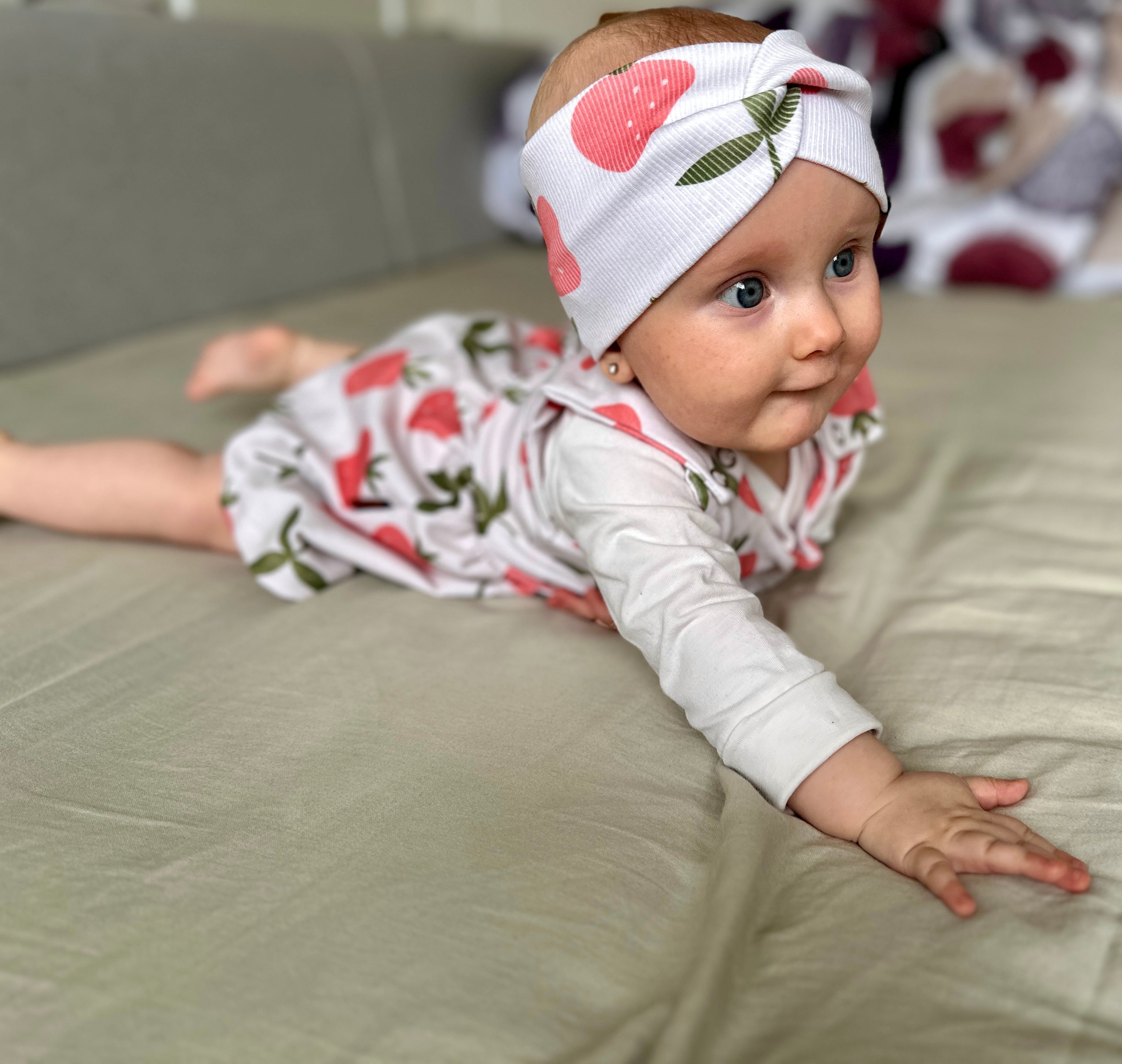 Zvýhodněný set Jahody (jumper + čelenka překřížená)