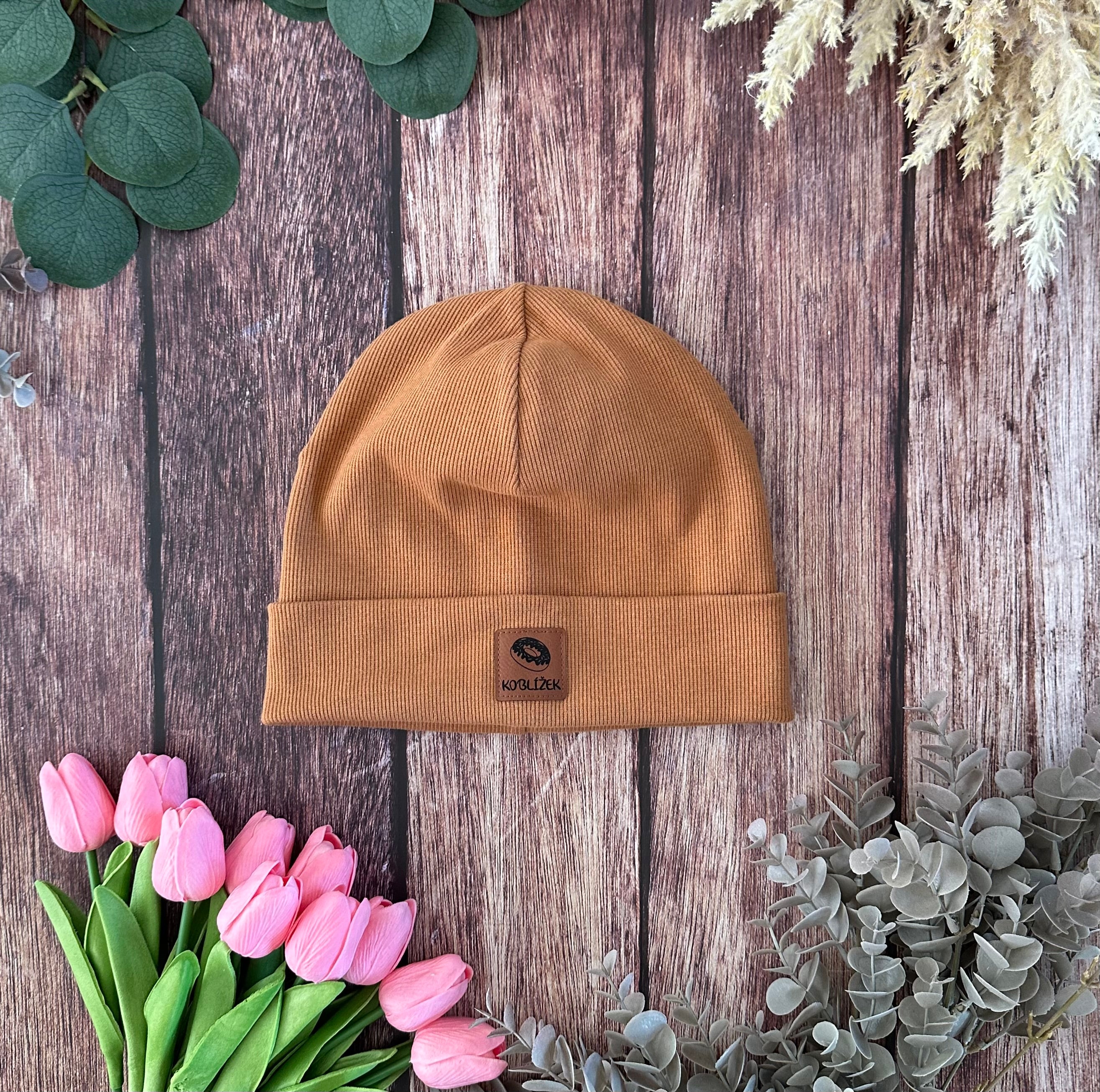 Čepice "Beanie" Slaný karamel Koblížek ohrnutá