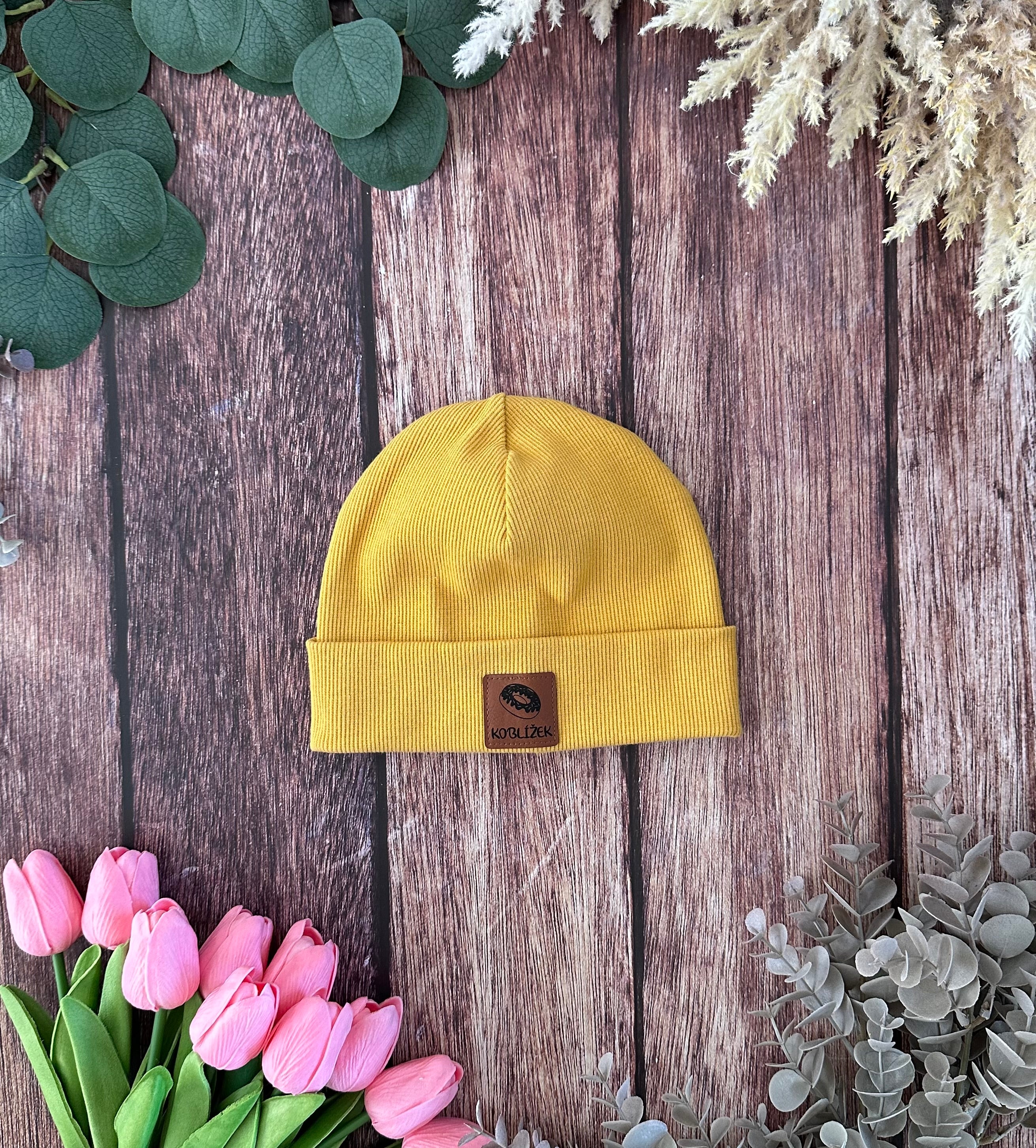 Čepice "Beanie" Hořčice Koblížek ohrnutá